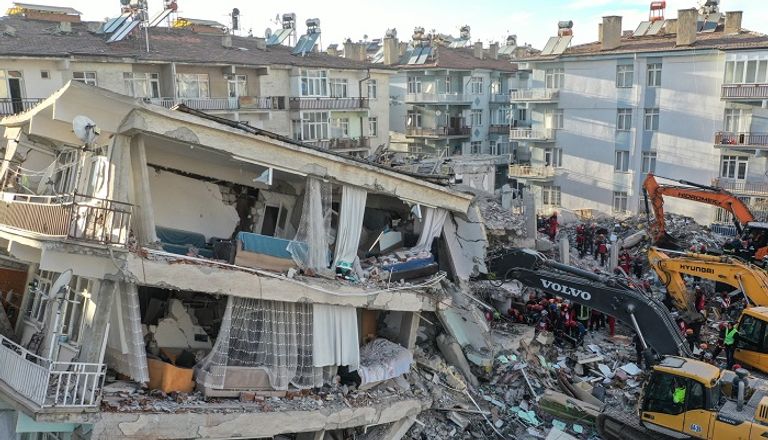 تركي يتفقد أنقاض منزله المدمر