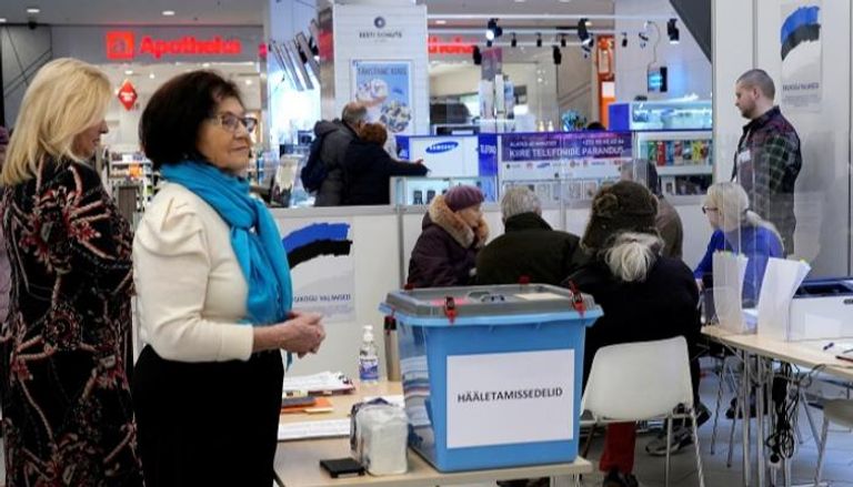 ناخبون يدلون بأصواتهم في انتخابات إستونيا
