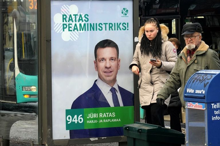 مواطنون يمرون بجوار ملصق انتخابي في إستونيا
