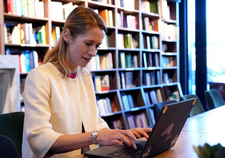 كاجا كلاس رئيسة وزراء إستونيا تدلي بصوتها إلكترونيا