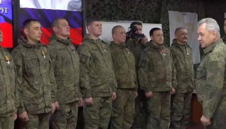 شويغو مع الجنود الروس في أوكرانيا