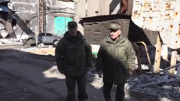 شويغو في أوكرانيا شويغو مع الجنود الروس في أوكرانيا