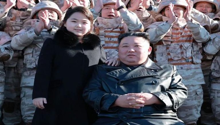 كيم جونج أون مع ابنته وسط عدد من الجنود