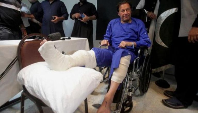 عمران خان يضع قدمه في جبيرة بعد تعرضه لمحاولة اغتيال