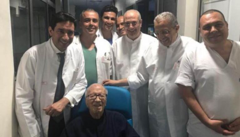 الرئيس التونسي الأسبق السبسي خلال مغادرته المستشفى العسكري قبل رحيله