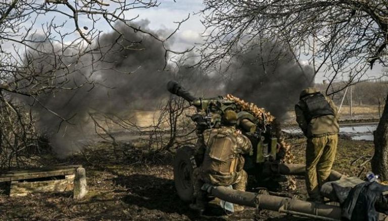 جنود أوكرانيون يطلقون مدفع هاوتزر - أرشيفية