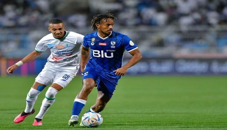 من مباراة الهلال والفتح في الدوري السعودي