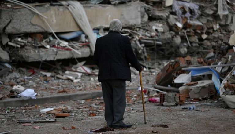 مسن يعاين أضرار الزلزال في تركيا