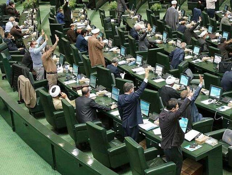 الظروف الاقتصادية الصعبة دفعت قطاعا كبيرا من الشباب للعزوف عن الزواج في إيران