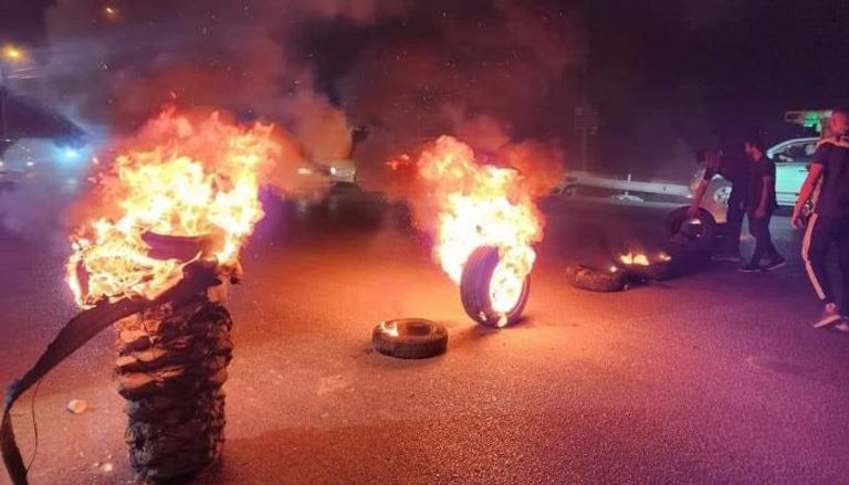 متظاهرون يضرمون النيران احتجاجاً على تعديل قانون  الانتخابات