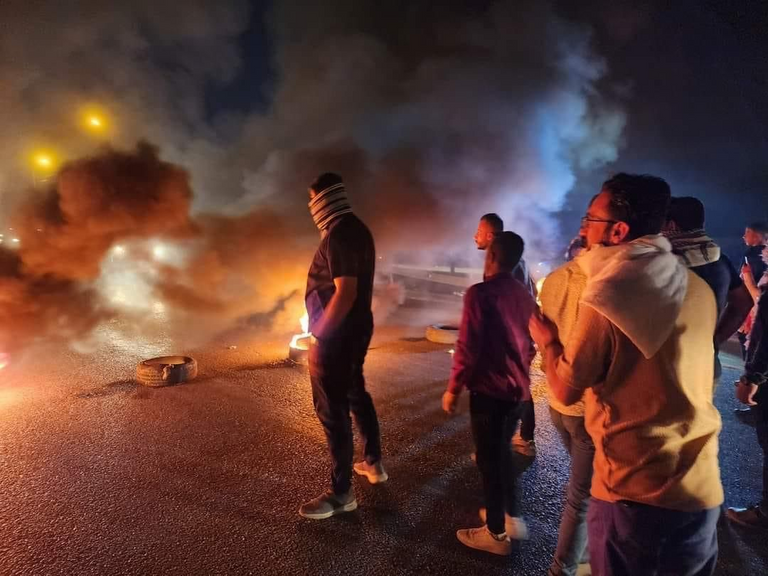 متظاهرون يضرمون النيران احتجاجاً على تعديل قانون الانتخابات