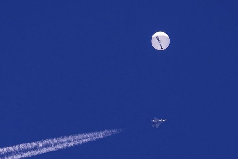 المنطاد الصيني قبل إسقاطه من قبل مقاتلة أمريكية مجموعة من المناطيد أنتجتها شركة سييرا نيفادا الأمريكية