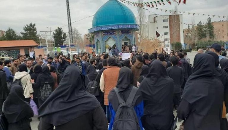 جانب من الاحتجاجات على "تسمم الطالبات" في إيران