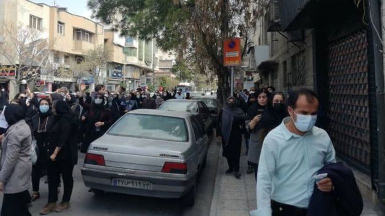 جانب من الاحتجاجات على "تسمم الطالبات" في إيران