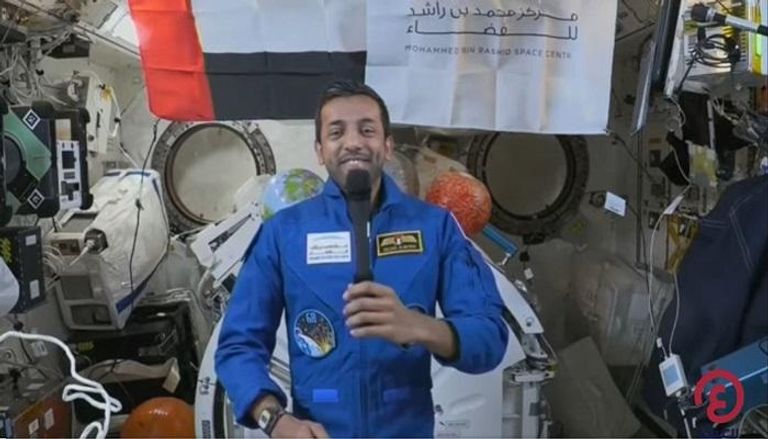 رائد الفضاء سلطان النيادي خلال الاتصال من المحطة الفضائية الدولية