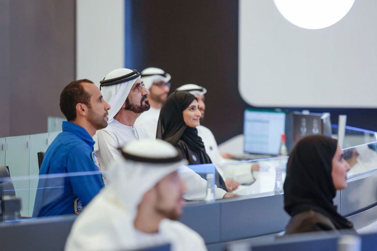 رائد الفضاء الإماراتي سلطان النيادي خلال الاتصال من المحطة الفضائية الدولية