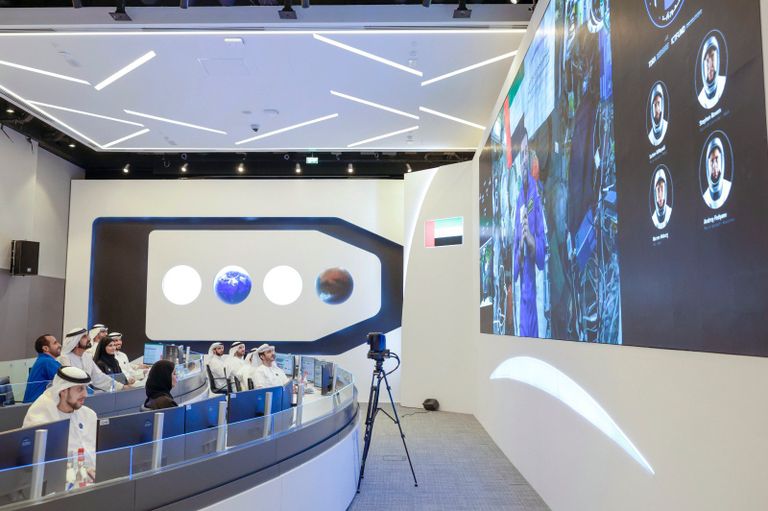 رائد الفضاء الإماراتي سلطان النيادي خلال الاتصال من المحطة الفضائية الدولية