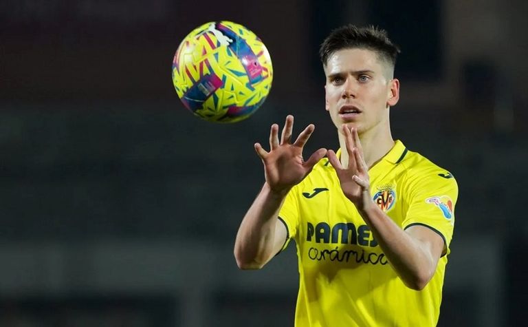 خوان فويث لاعب فياريال الإسباني فريق برشلونة الإسباني