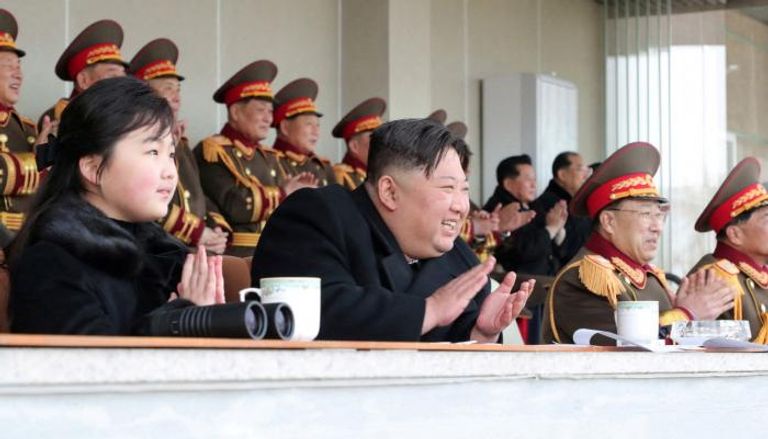 زعيم كوريا الشمالية يشاهد مباراة رياضية وإلى جانبه ابنته