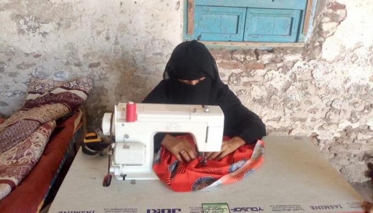 اليمنية بلقيس سعيد لدى تدريب نساء في مدينة المخا التاريخية