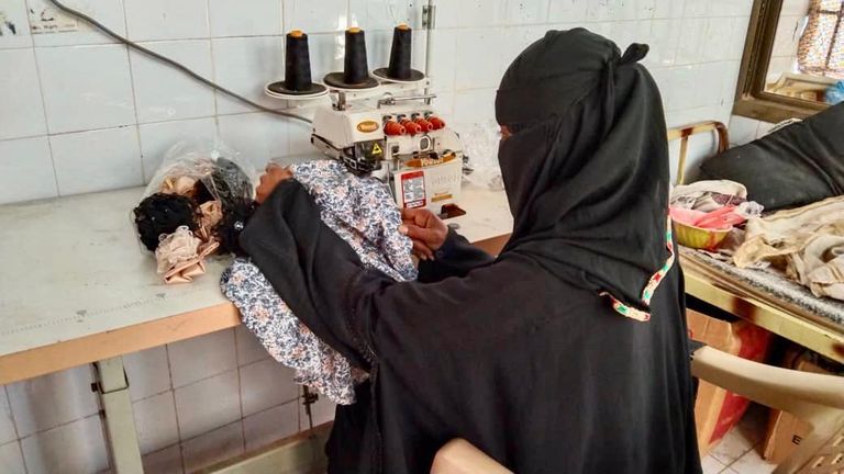 اليمنية بلقيس سعيد لدى تدريب نساء في مدينة المخا التاريخية