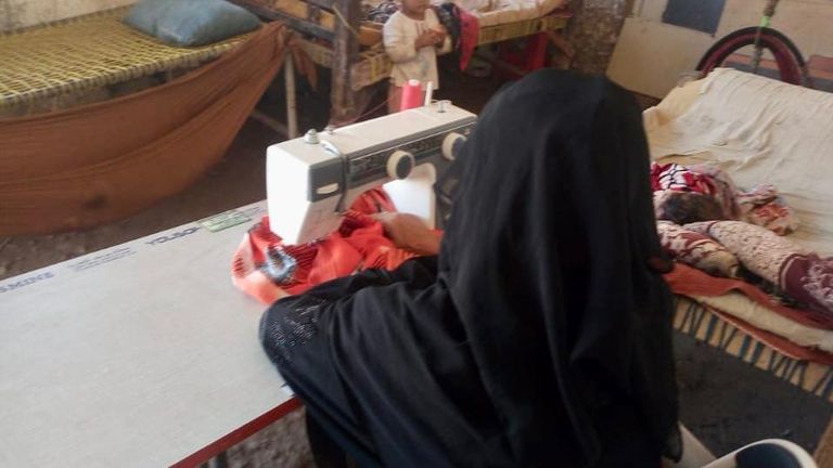 اليمنية بلقيس سعيد لدى تدريب نساء في مدينة المخا التاريخية