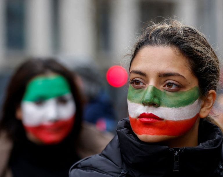 ناشطات من حركة نسوية على السجادة الحمراء لمهرجان