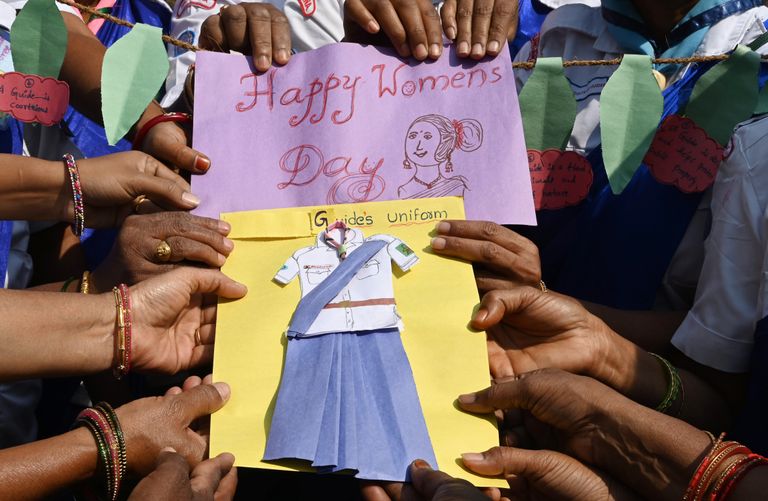 ناشطات من حركة نسوية على السجادة الحمراء لمهرجان