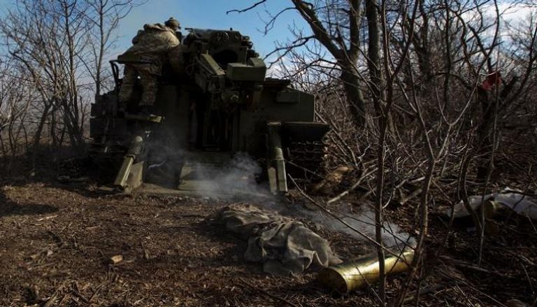 جنود أوكرانيون يطلقون مدفع هاوتزر ذاتي الدفع باتجاه القوات الروسية خارج باخموت