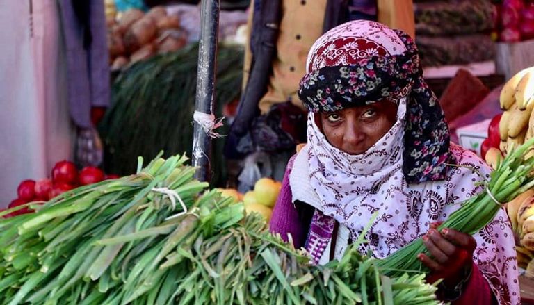 الفقر أجبر اليمنيات على الخروج للعمل