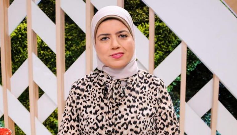 مقلاة هوائية بجوارها أصناف من الطعام المعد داخلها