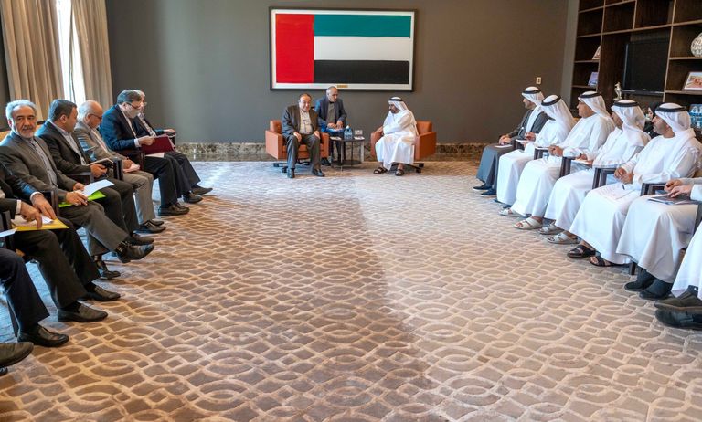 اجتماع بين الجانبين الإماراتي والإيراني علم دولة الإمارات العربية المتحدة