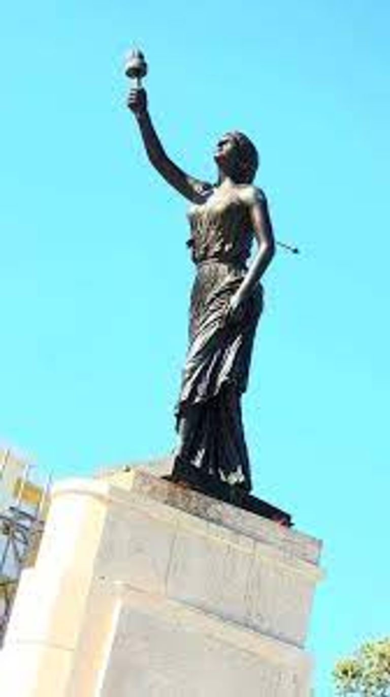 تمثال حواء تاكو في مقديشو الصوماليات لعبن دورا مهما في تاريخ بلادهن