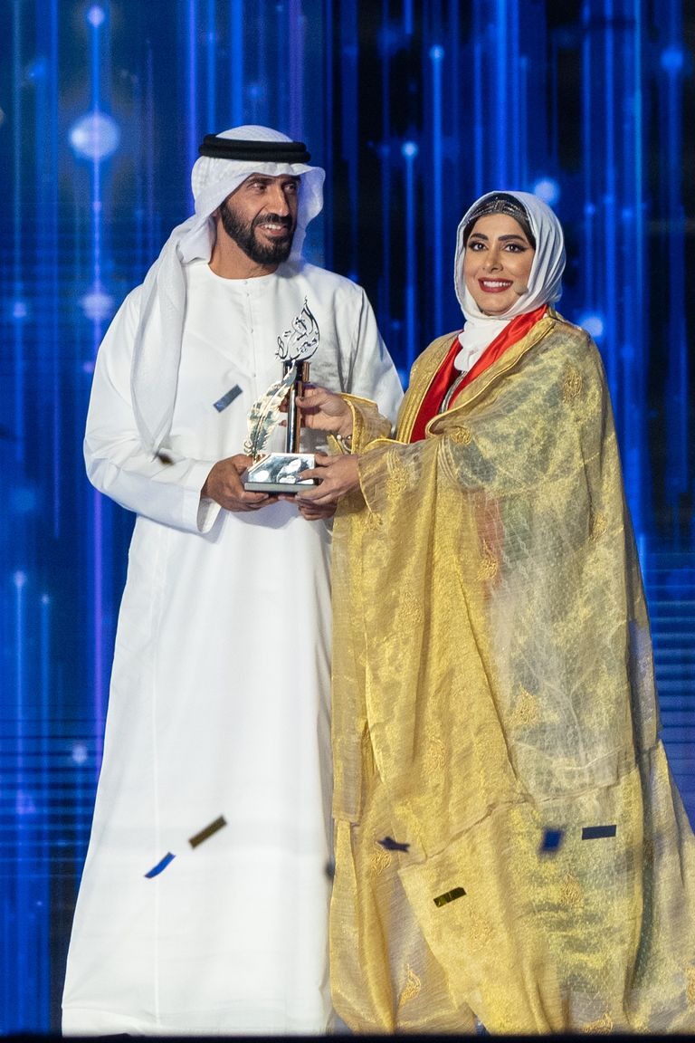 العمانية عائشة السيفي.. أول امرأة عربية تحصد لقب "أميرة الشعراء" جانب من الحلقة الأخيرة من الموسم العاشر من برنامج أمير الشعراء