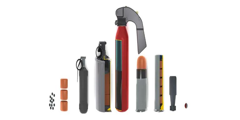 شرطية تستعد لإطلاق إحدى قنابل فض المتظاهرين - أرشيفية