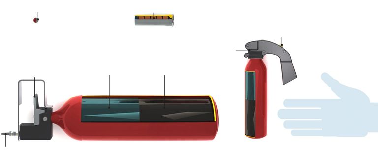 شرطية تستعد لإطلاق إحدى قنابل فض المتظاهرين - أرشيفية