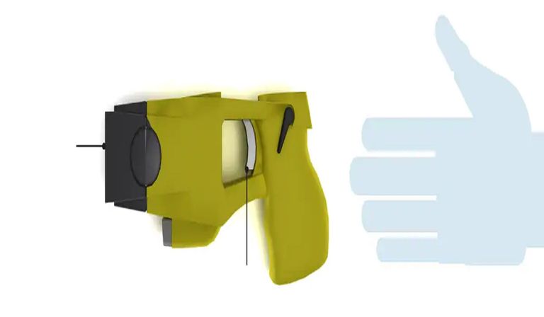 شرطية تستعد لإطلاق إحدى قنابل فض المتظاهرين - أرشيفية