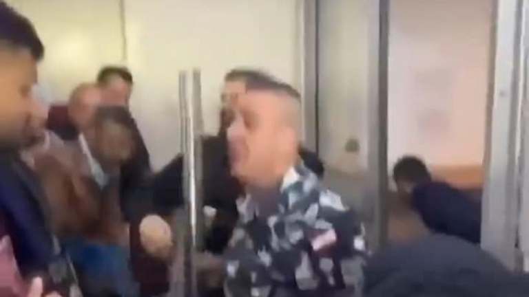 صورة من الفيديو المتداول لعنصر حماية لبناني بمواجهة طلبة عراقيين رئيس الوزراء اللبناني نجيب ميقاتي - أرشيفية
