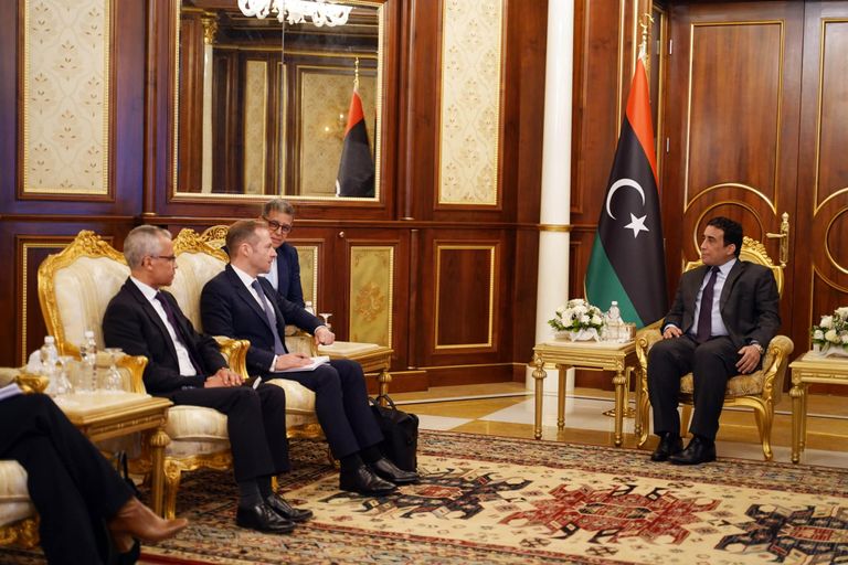 المنفي مع المبعوث الفرنسي