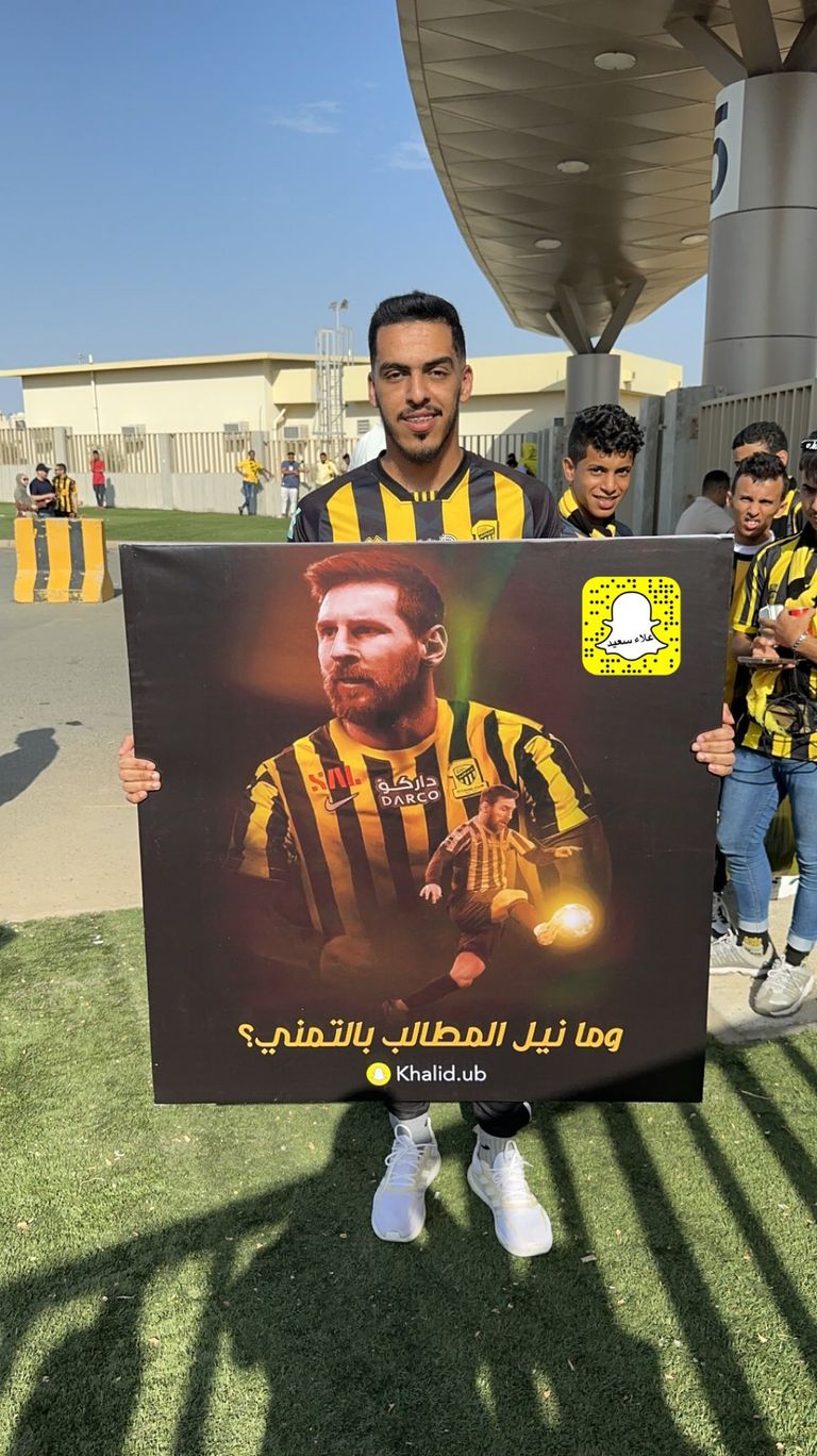 جماهير الاتحاد ترفع لافتة ميسي