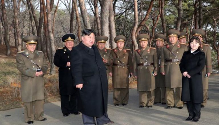 زعيم كوريا الشمالية وابنته يشهدان تدريبات 
