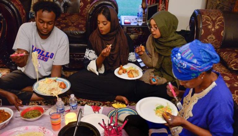 أسرة صومالية تتناول الإفطار في رمضان- أرشيفية