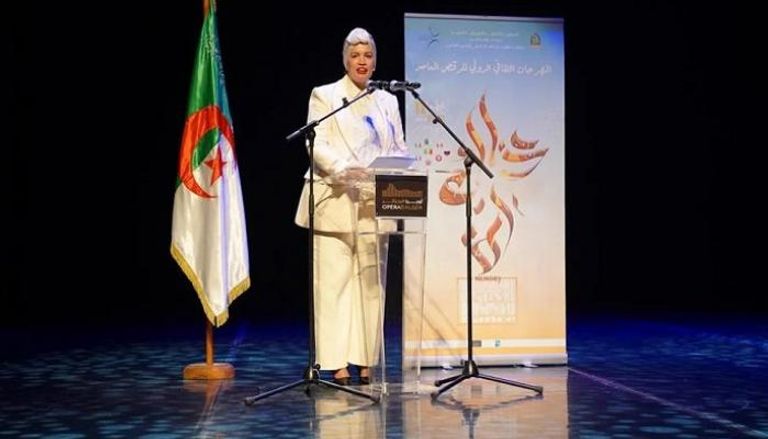 وزيرة الثقافة الجزائرية خلال افتتاح المهرجان