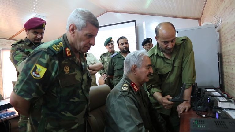 حفتر في أثناء أداء اليمين الدستورية 2015 - أرشيفية