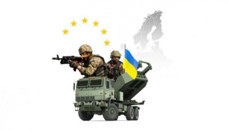 جنود أوكرانيون على متن إحدى القطع العسكرية 