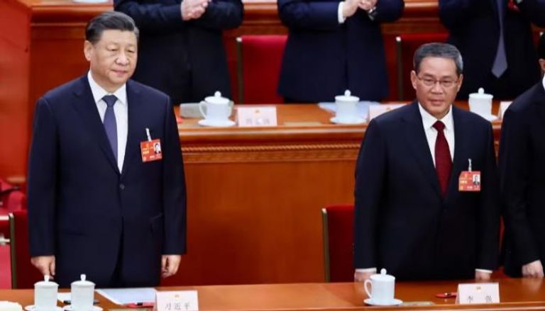 من اليمين لي تشيانغ إلى جانب الرئيس الصيني شي جين بينغ