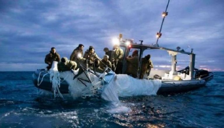البحرية الأمريكية خلال انتشال حطام المنطاد الصيني طيار أمريكي على متن طائرة يو-2 أعلى المنطاد الصيني
