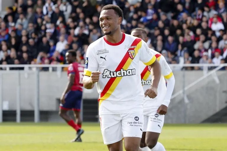 لويس أوبيندا مهاجم لانس الفرنسي محمد الشناوي حارس الأهلي ومنتخب مصر