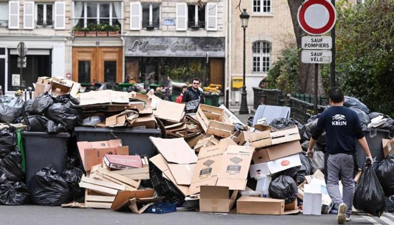 آلاف الأطنان من القمامة تتراكم في شوارع العاصمة الفرنسية 