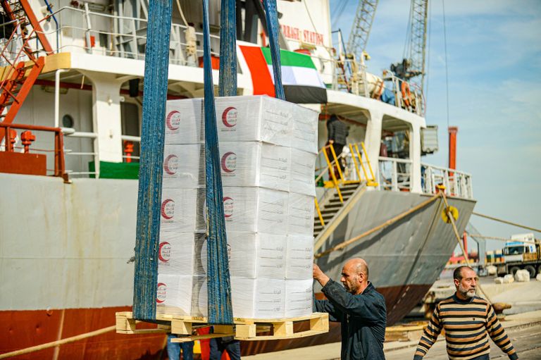 سفينة مساعدات إماراتية تصل إلى ميناء اللاذقية السورية